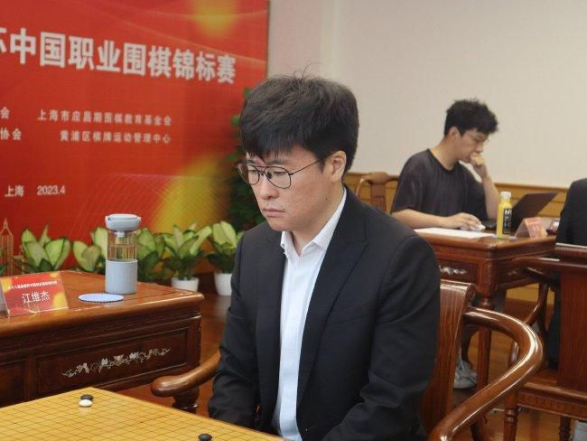少妇张开双腿