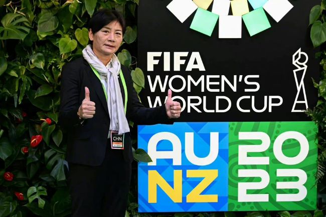 美女把尿口露出来